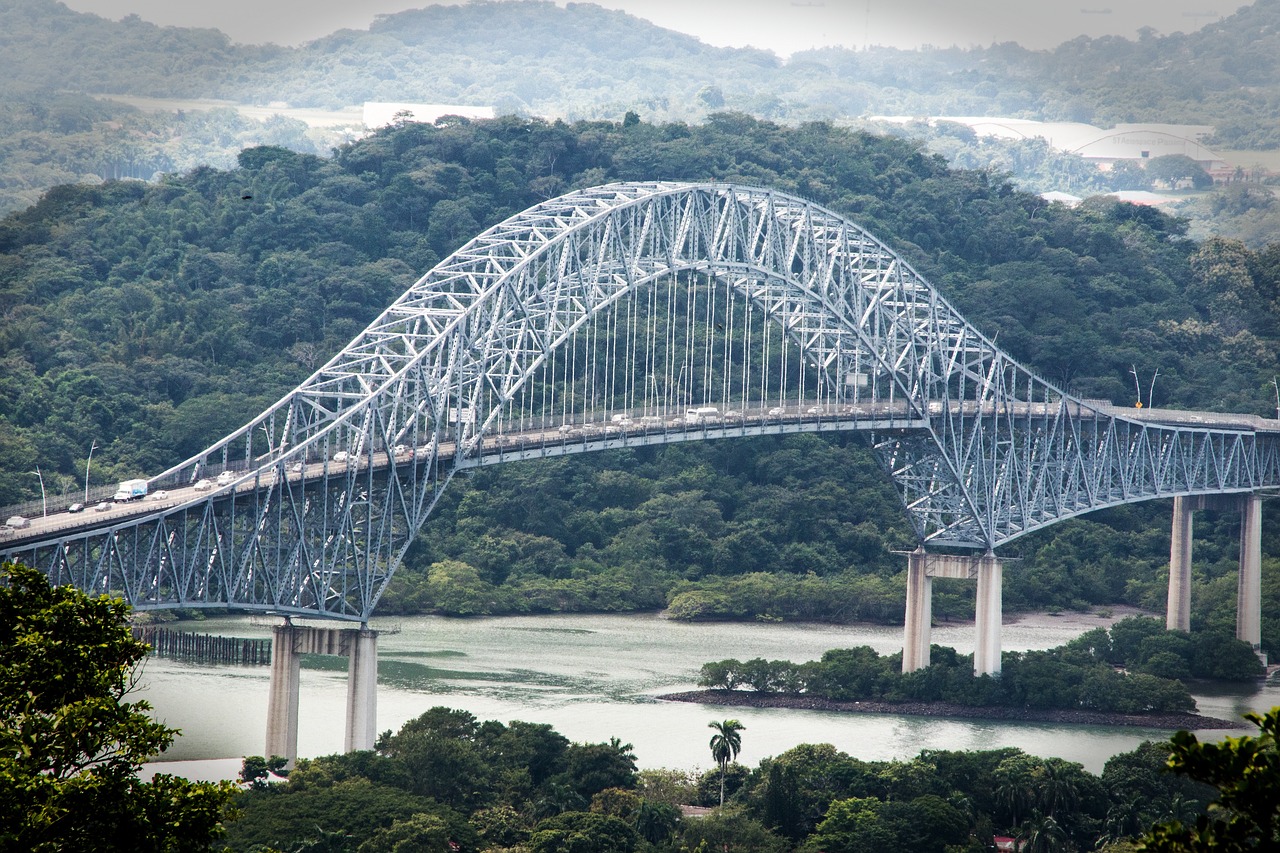 Puerta al mundo: relatos visuales del canal de Panamá