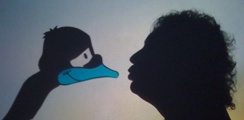 A la sombrita: teatro de pocas luces