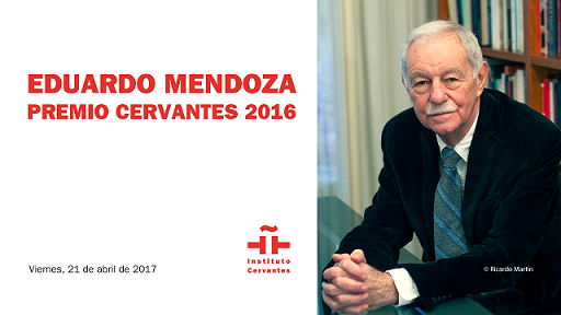 Eduardo Mendoza conversa con el director del Instituto Cervantes, Juan Manuel Bonet, y con los lectores