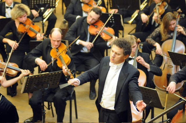 Alexis Soriano dirige a la Orquesta Sinfónica del Teatro Nacional de Brasilia