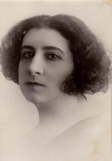 Pilar de Valderrama, poeta y dramaturga