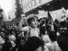 Dalla dittatura alla democrazia (1975-1982)