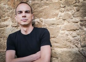 Tra libro e palcoscenico: il bivio del traduttore di testi teatrali.
