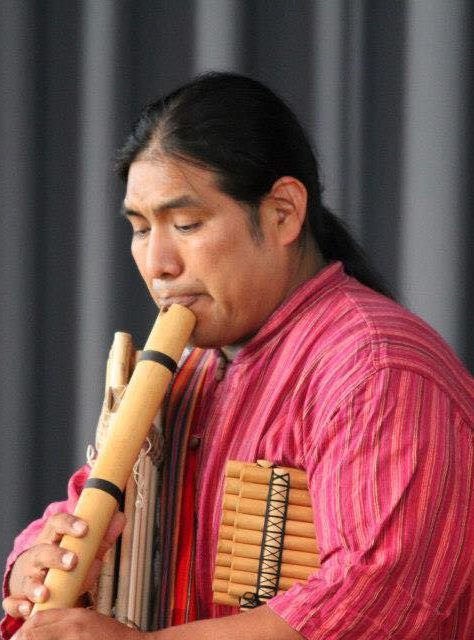 Música en directo con Efrain Mamani