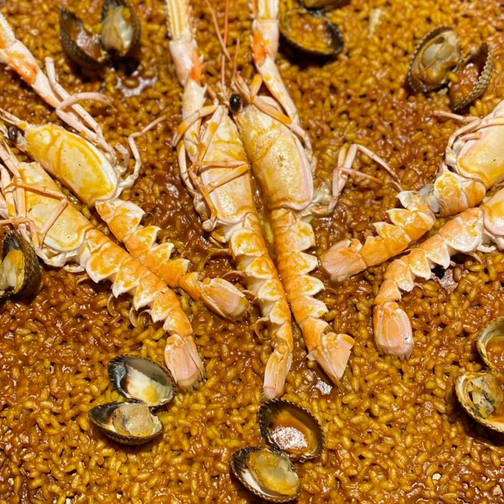 ARRÒS QD. Mastering the art of rice: langoustine and clam yellow rice