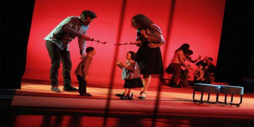 Arde brillante en los bosques de la noche 