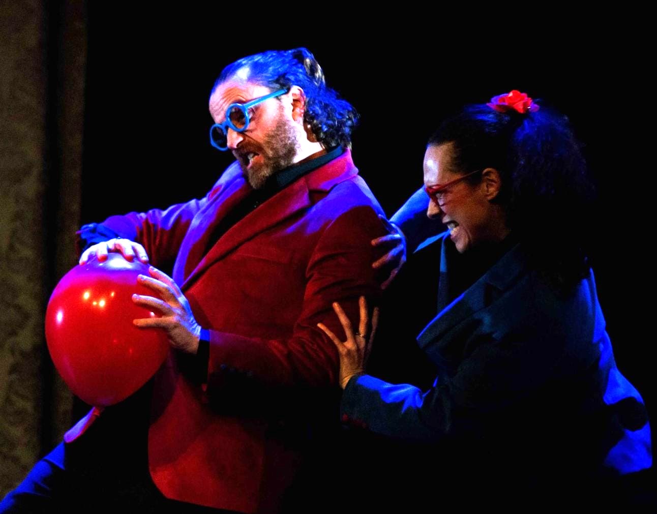 Maleta y manta. Compagnie 7 Burbujas