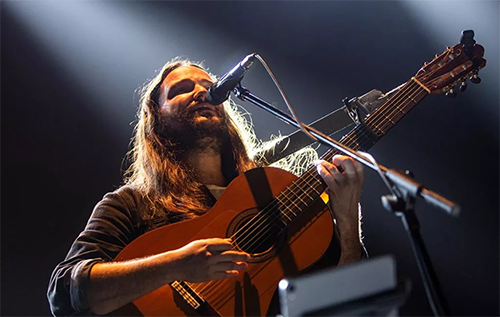 Nano Stern canta a Victor Jara; proyección de "En septiembre canta el gallo"