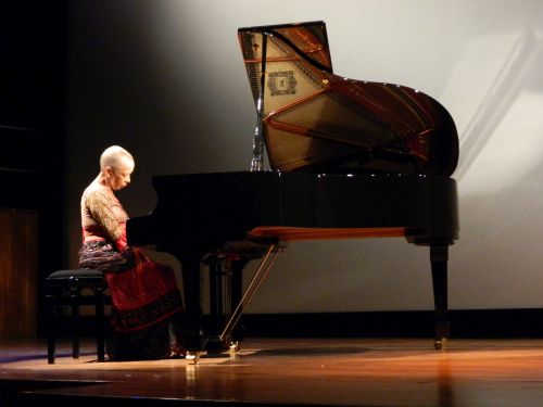 Homenaje de Teresita Gómez a Álvaro Mutis