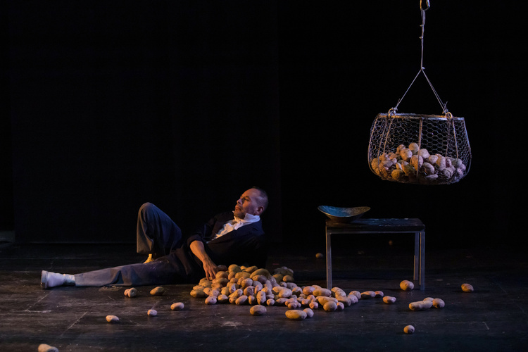 5 Exponate, von KMZ Kollektiv