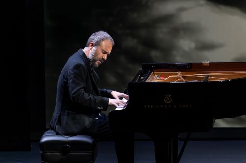 Moisés P. Sánchez (piano solo )