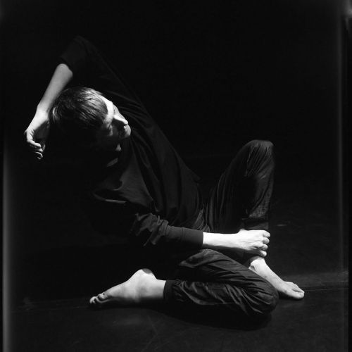 Afecto mineral, intervención artística en diálogo con la exposición dedicada al artista plástico Esteban Vicente