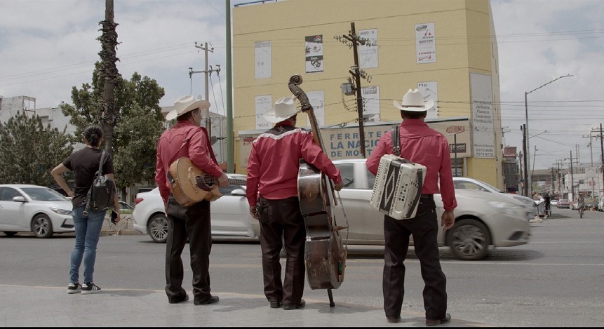 Con cuerdas y acordeón